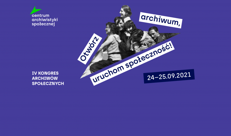 Grafika. Czarno-białe zdjęcie grupy uśmiechniętych ludzi wklejone w kształt strzałki z logo Centrum Archiwistyki Społecznej. Grafika widnieje na fioletowym tle, wokół napisy: Otwórz archiwum, uruchom społeczność! 4. Kongres Archiwów Społecznych, 24 do 25 września 2021 roku. W lewym górnym rogu logo CAS.