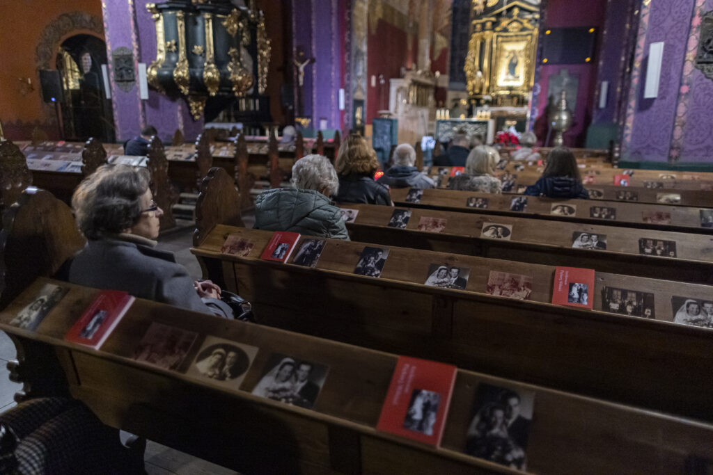 Osoby zgromadzone na wernisażu wystawy Archiwum pięknej miłości w kościele
